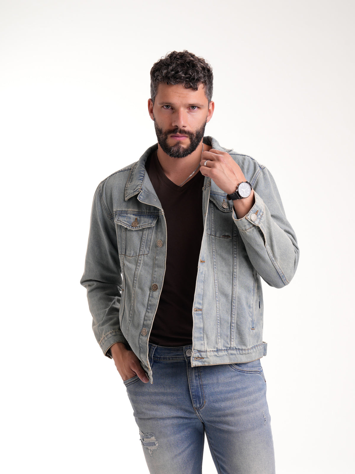 Chaqueta Masculina | Denim Azul Claro Botones Bronce Verdoso y Placa en el Bolsillo Izquierdo — foto 2