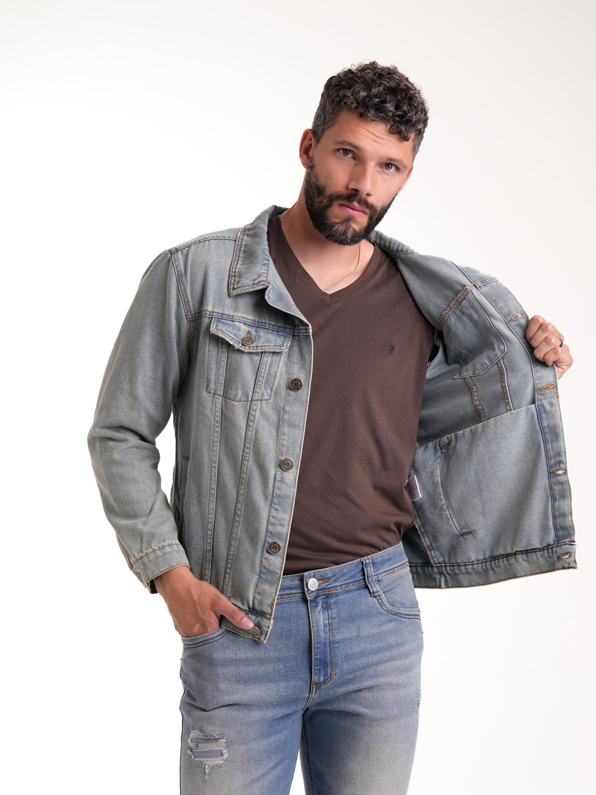 Chaqueta Masculina | Denim Azul Claro Botones Bronce Verdoso y Placa en el Bolsillo Izquierdo — foto 4