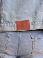Chaqueta Masculina | Denim Azul Claro Botones Bronce Verdoso y Placa en el Bolsillo Izquierdo — foto 8