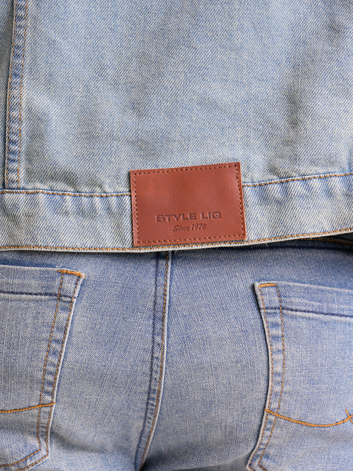 Chaqueta Masculina | Denim Azul Claro Botones Bronce Verdoso y Placa en el Bolsillo Izquierdo — foto 8