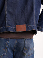 Chaqueta Masculina | Denim Azul Oscuro Botones Bronce Verdoso y Placa en el Bolsillo Izquierdo