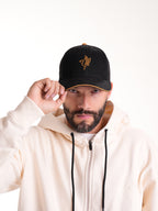 Gorra Unisex | Negra en Tela con Logo en Mostaza — foto 1