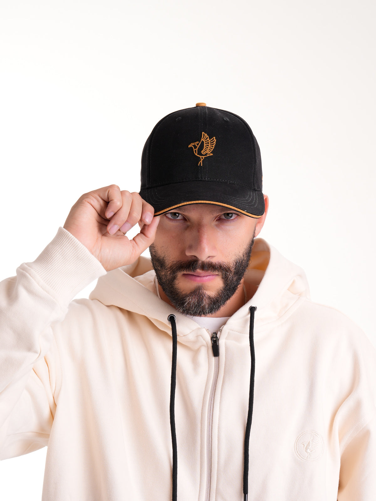 Gorra Unisex | Negra en Tela con Logo en Mostaza — foto 1