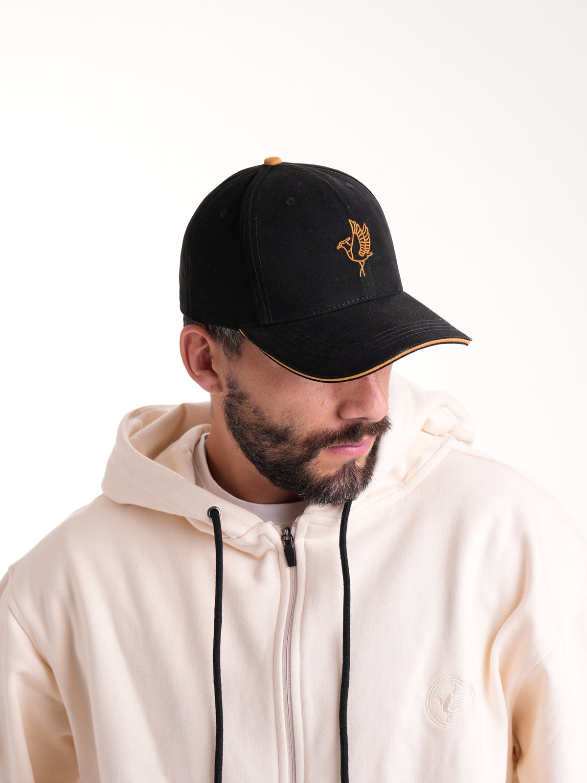 Gorra Unisex | Negra en Tela con Logo en Mostaza — foto 2