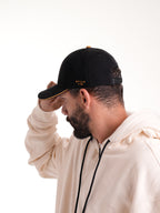 Gorra Unisex | Negra en Tela con Logo en Mostaza — foto 3