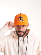 Gorra Unisex | Naranja en Tela con Iniciales en Negro