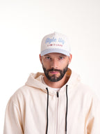 Gorra Unisex | Blanco con Visera Azul Cielo y Logo Bordado