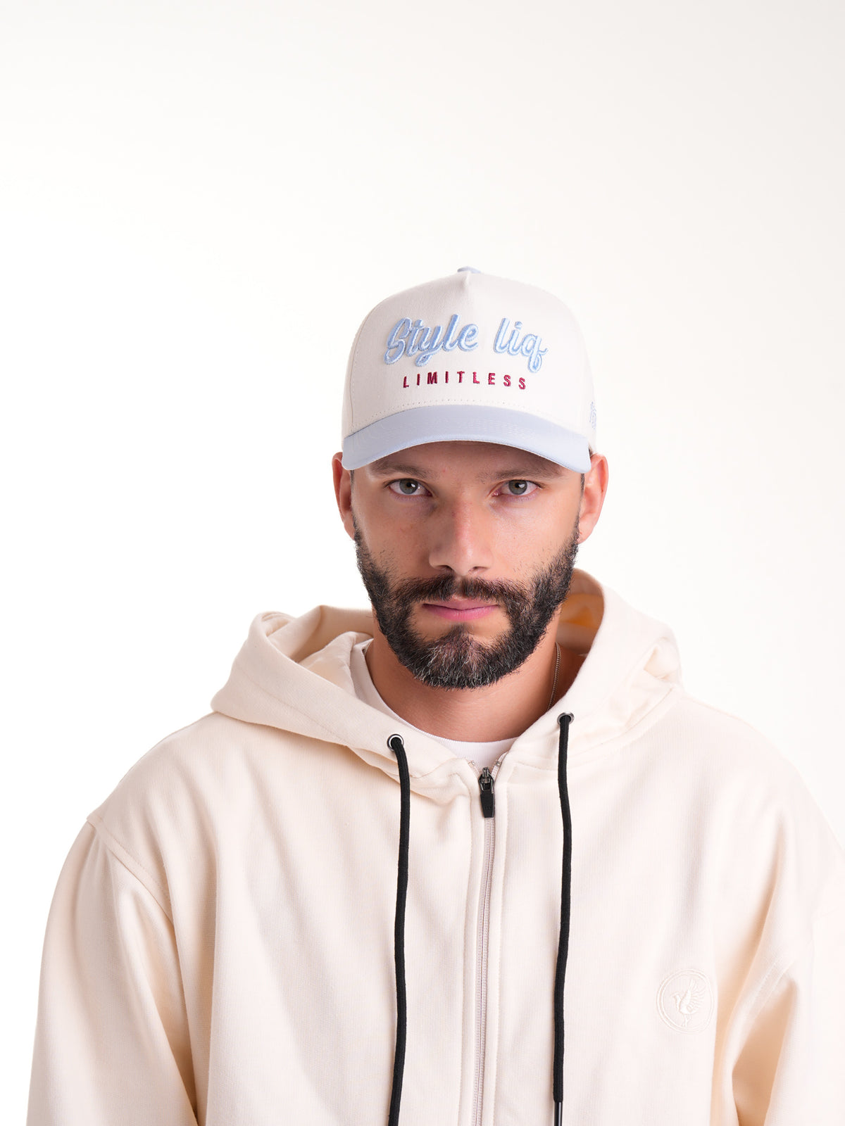 Gorra Unisex | Blanco con Visera Azul Cielo y Logo Bordado