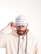 Gorra Unisex | Blanco con Visera Azul Cielo y Logo Bordado