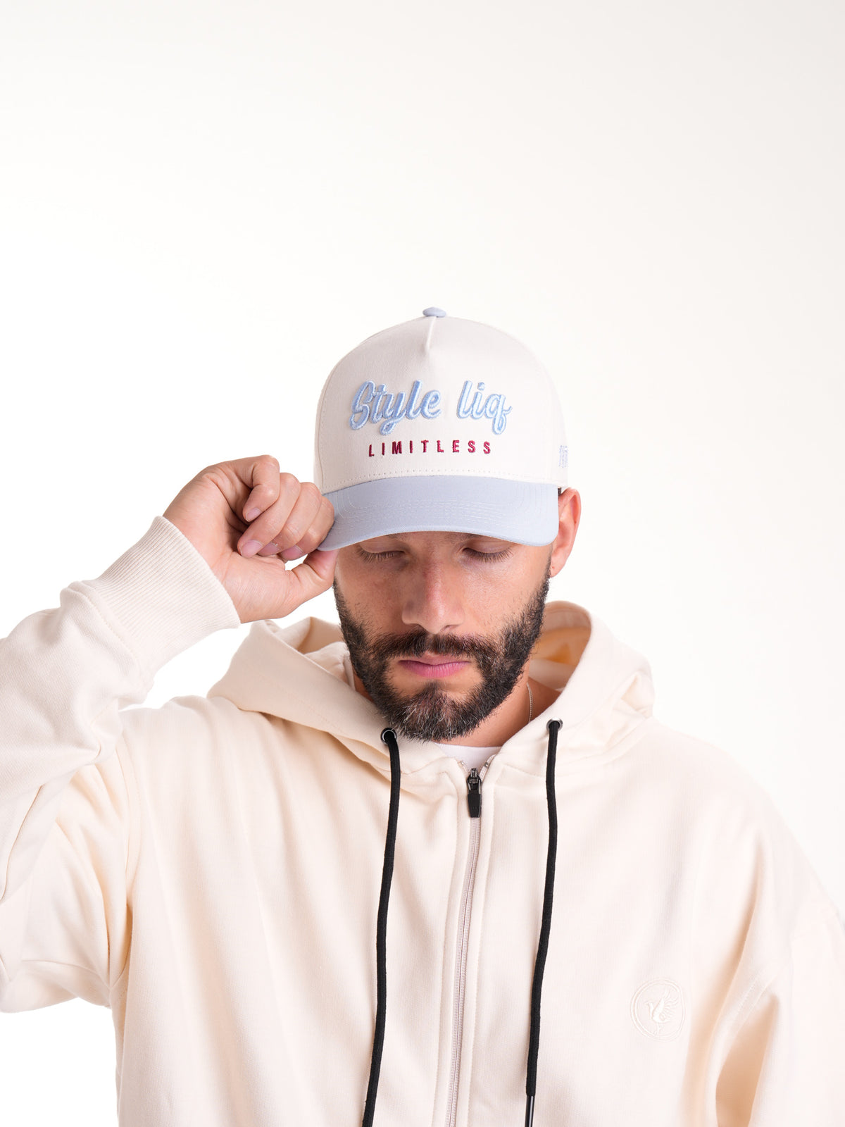 Gorra Unisex | Blanco con Visera Azul Cielo y Logo Bordado