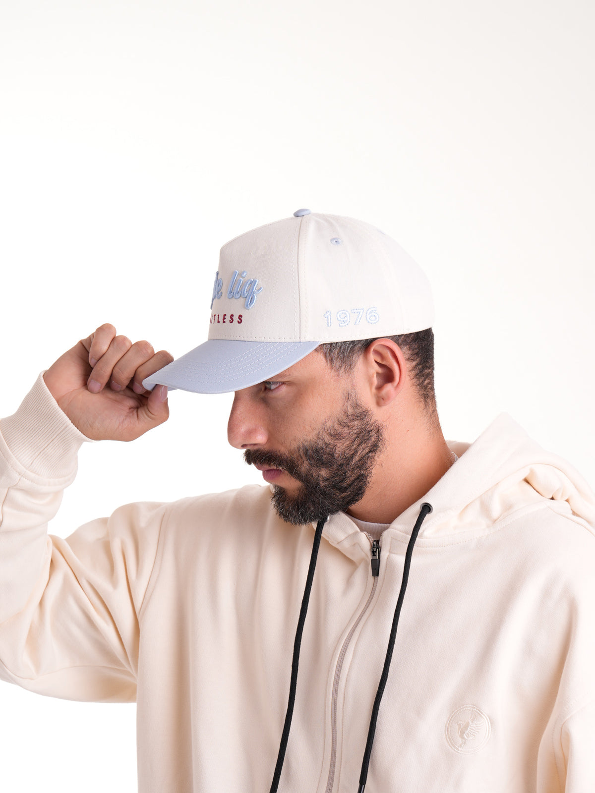 Gorra Unisex | Blanco con Visera Azul Cielo y Logo Bordado