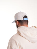 Gorra Unisex | Blanco con Visera Azul Cielo y Logo Bordado