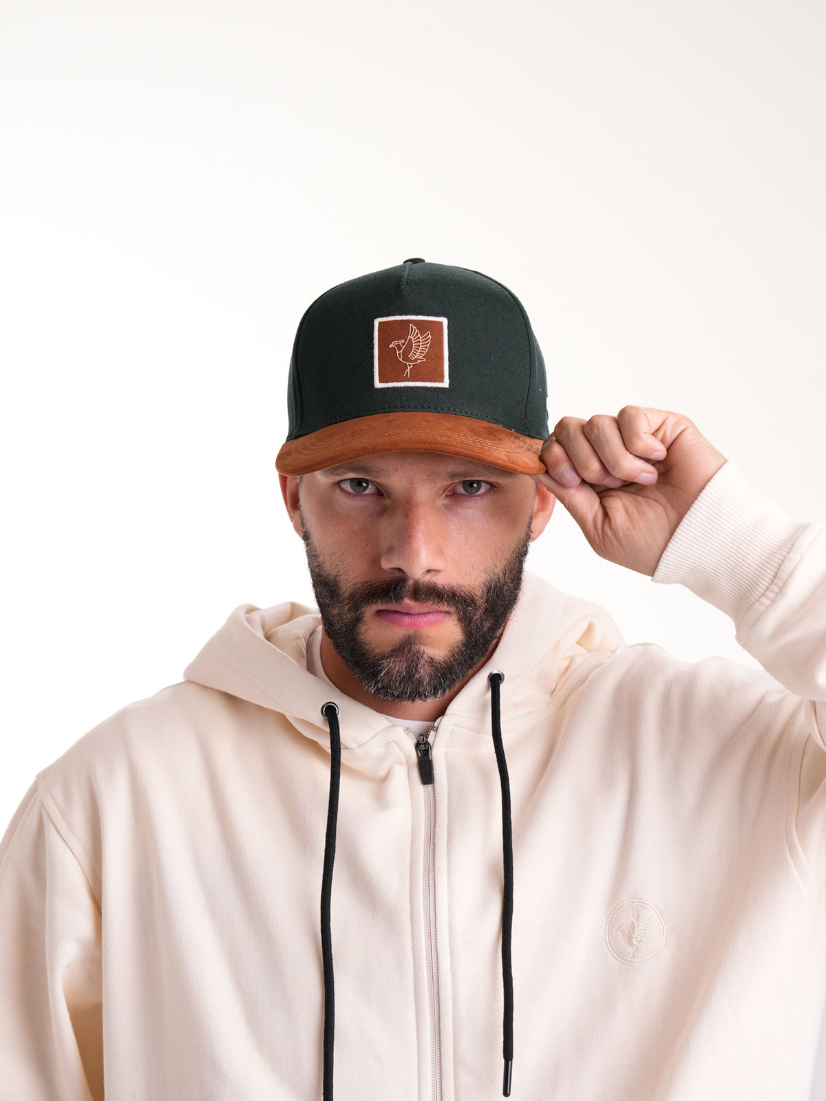 Gorra Unisex | Verde Botella en Tela con Visor Café y Logo Cuadrado — foto 1