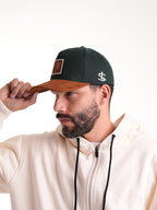 Gorra Unisex | Verde Botella en Tela con Visor Café y Logo Cuadrado — foto 2