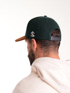 Gorra Unisex | Verde Botella en Tela con Visor Café y Logo Cuadrado — foto 4