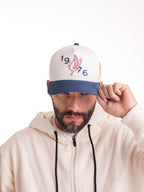 Gorra Unisex | Blanco con Visera Azul Oscuro y Bordado 1976