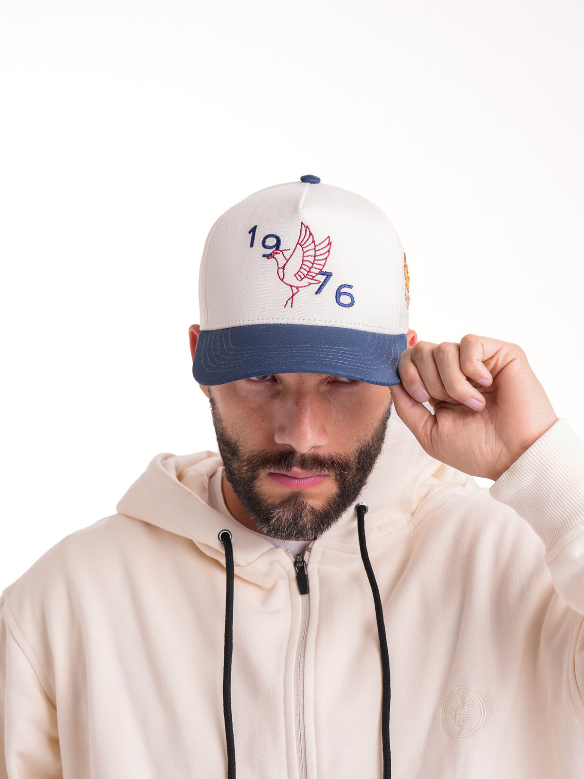 Gorra Unisex | Blanco con Visera Azul Oscuro y Bordado 1976