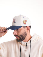 Gorra Unisex | Blanco con Visera Azul Oscuro y Bordado 1976