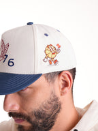 Gorra Unisex | Blanco con Visera Azul Oscuro y Bordado 1976