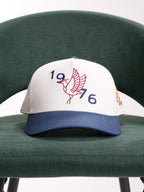 Gorra Unisex | Blanco con Visera Azul Oscuro y Bordado 1976