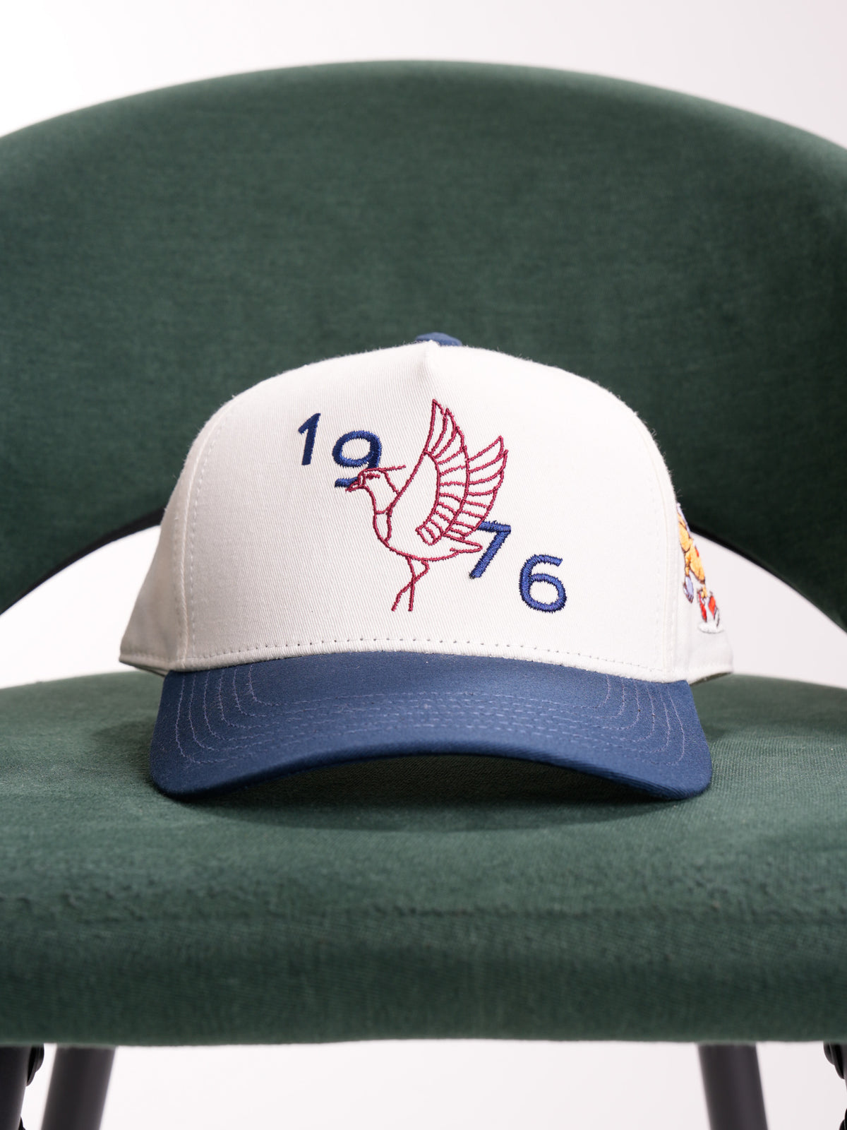 Gorra Unisex | Blanco con Visera Azul Oscuro y Bordado 1976