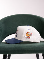 Gorra Unisex | Blanco con Visera Azul Oscuro y Bordado 1976