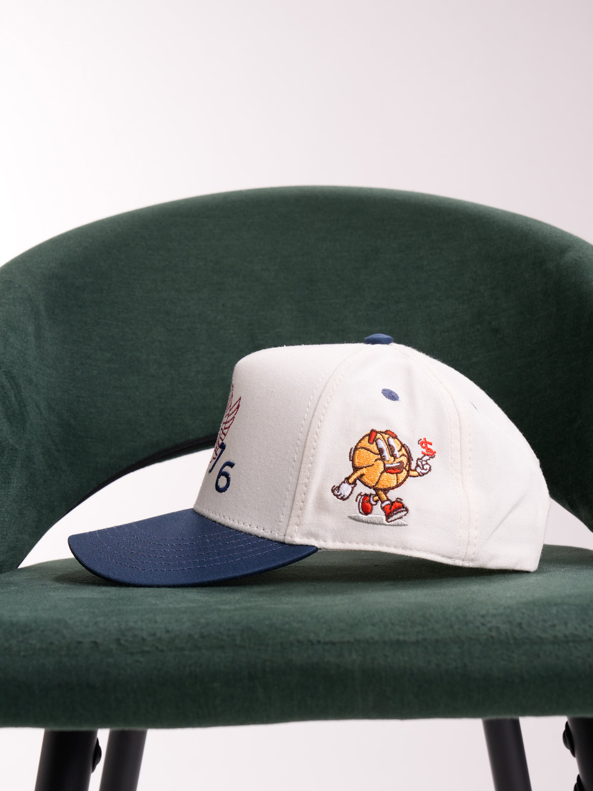 Gorra Unisex | Blanco con Visera Azul Oscuro y Bordado 1976