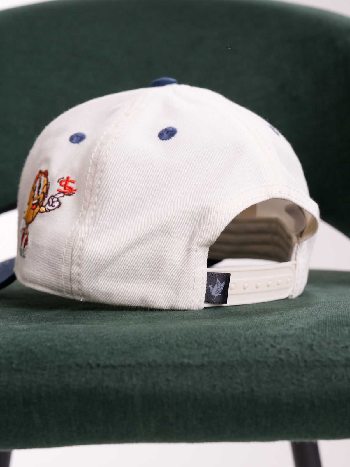 Gorra Unisex | Blanco con Visera Azul Oscuro y Bordado 1976