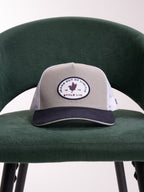 Gorra Unisex | Gris con Visor Azul y Malla Blanca Logo Encerrado en Círculo