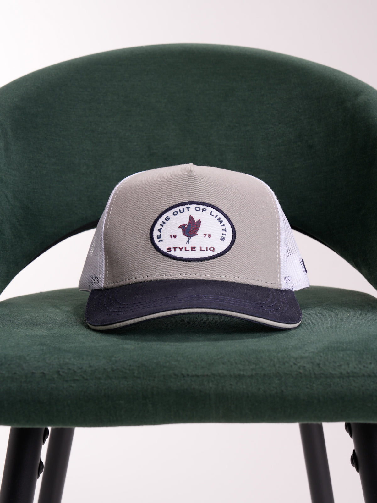 Gorra Unisex | Gris con Visor Azul y Malla Blanca Logo Encerrado en Círculo