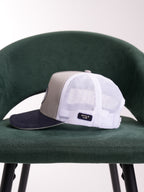 Gorra Unisex | Gris con Visor Azul y Malla Blanca Logo Encerrado en Círculo