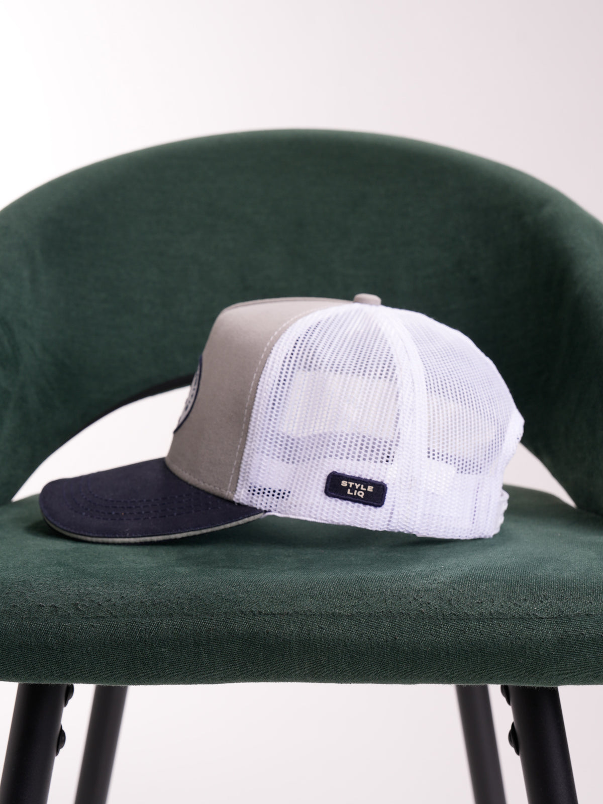 Gorra Unisex | Gris con Visor Azul y Malla Blanca Logo Encerrado en Círculo