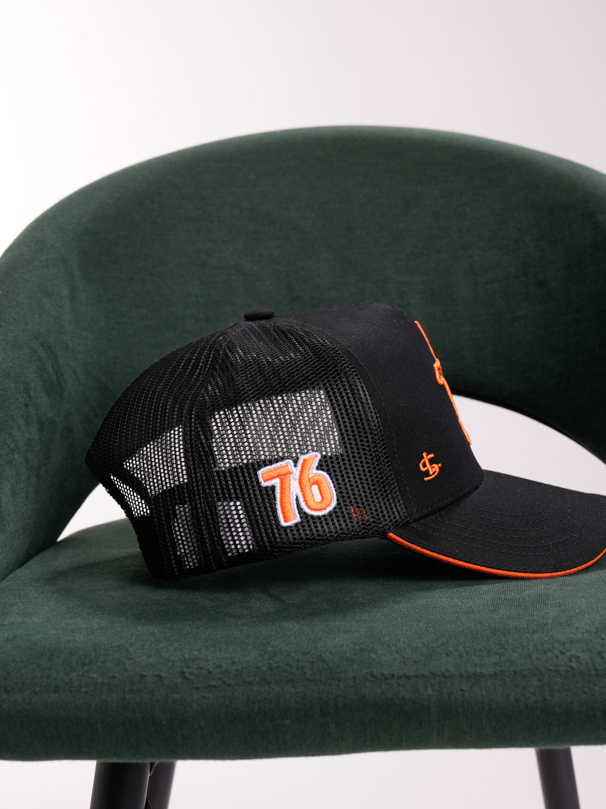 Gorra Unisex | Negro Malla con Logo en Naranja