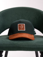 Gorra Unisex | Verde Botella en Tela con Visor Café y Logo Cuadrado — foto 5