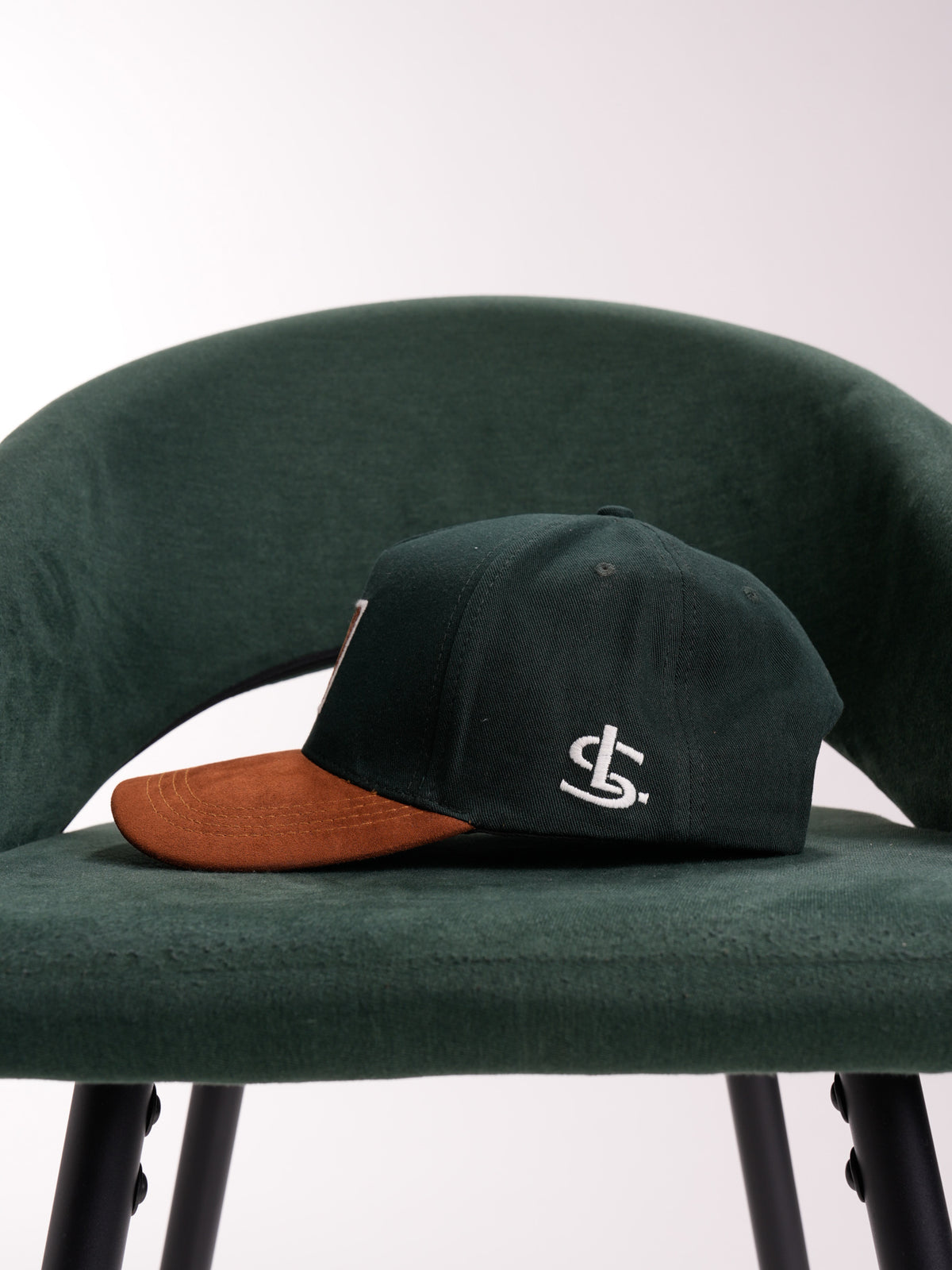 Gorra Unisex | Verde Botella en Tela con Visor Café y Logo Cuadrado — foto 6