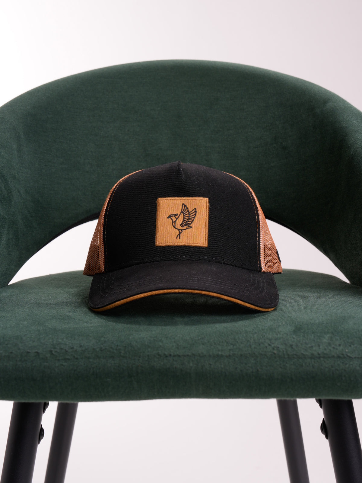 Gorra Unisex | Negro con Malla Mostaza y Logo Cuadrado