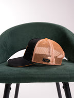 Gorra Unisex | Negro con Malla Mostaza y Logo Cuadrado