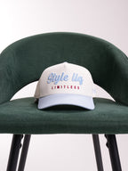 Gorra Unisex | Blanco con Visera Azul Cielo y Logo Bordado