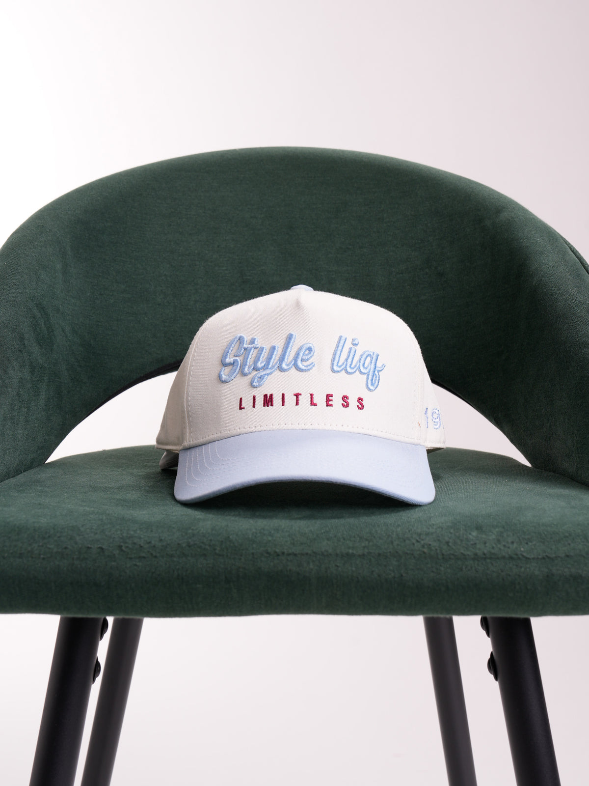 Gorra Unisex | Blanco con Visera Azul Cielo y Logo Bordado