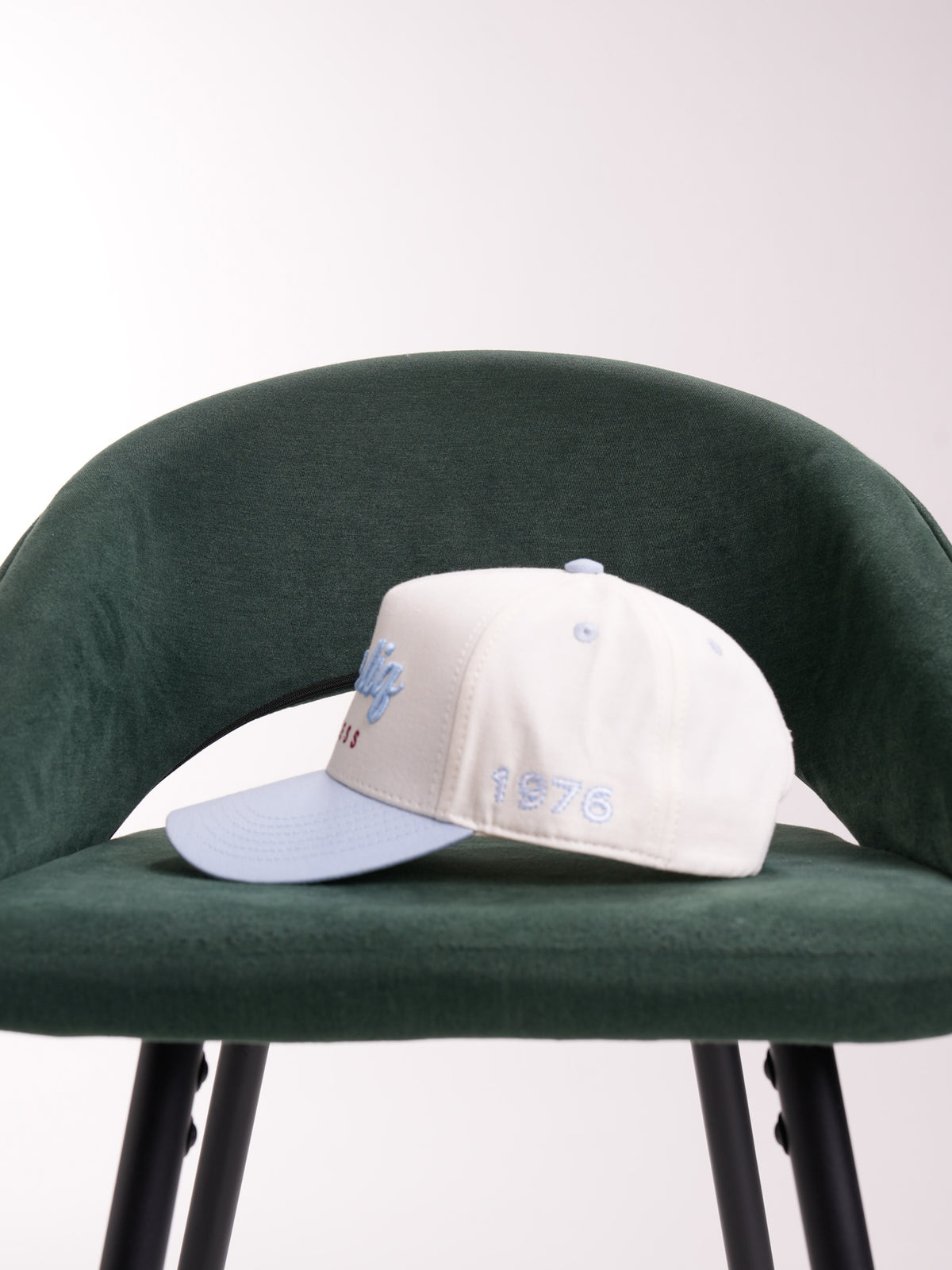 Gorra Unisex | Blanco con Visera Azul Cielo y Logo Bordado