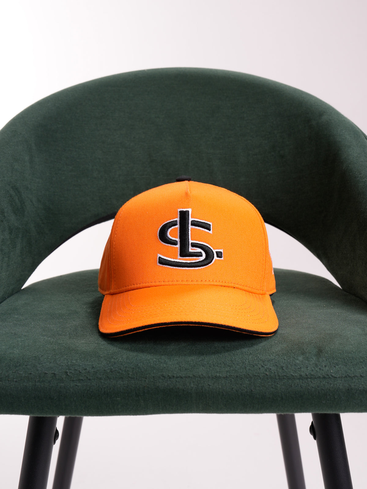 Gorra Unisex | Naranja en Tela con Iniciales en Negro