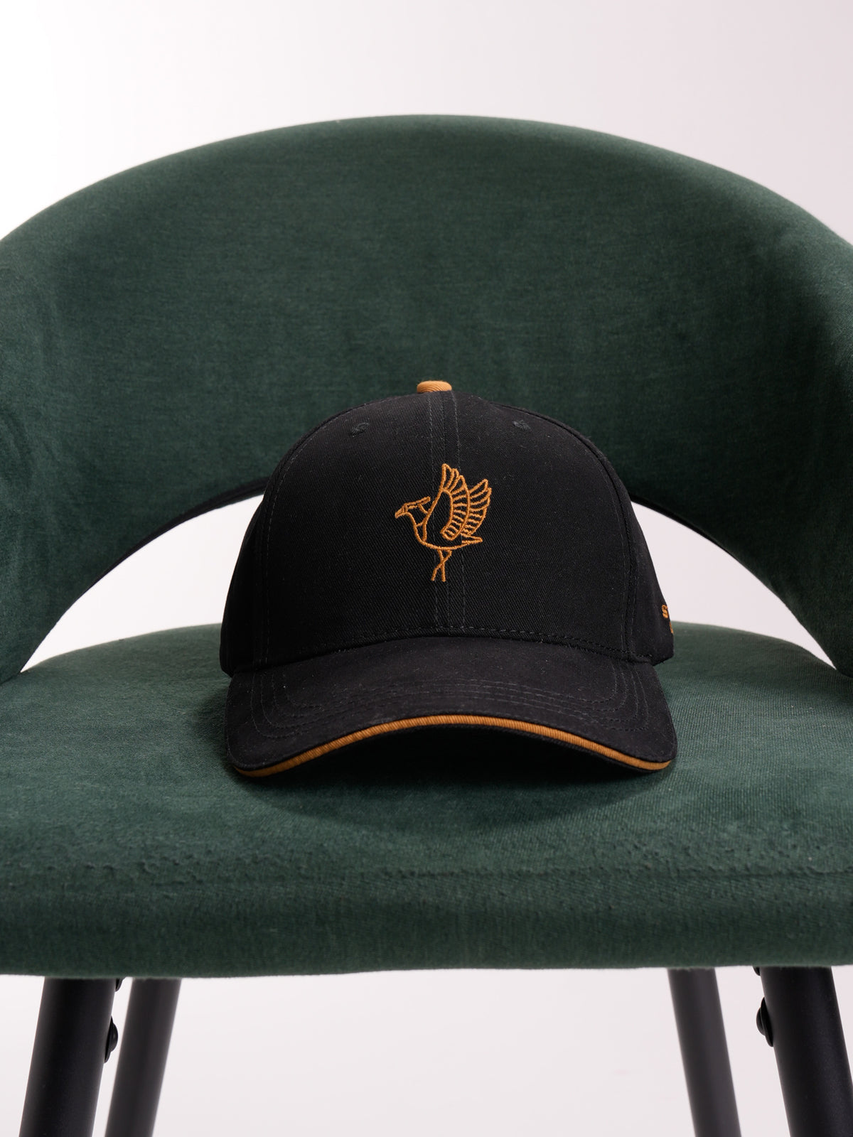 Gorra Unisex | Negra en Tela con Logo en Mostaza — foto 4