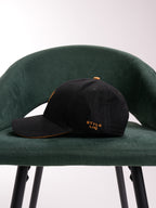 Gorra Unisex | Negra en Tela con Logo en Mostaza — foto 5
