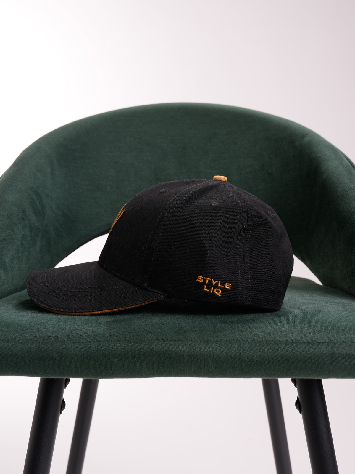 Gorra Unisex | Negra en Tela con Logo en Mostaza — foto 5