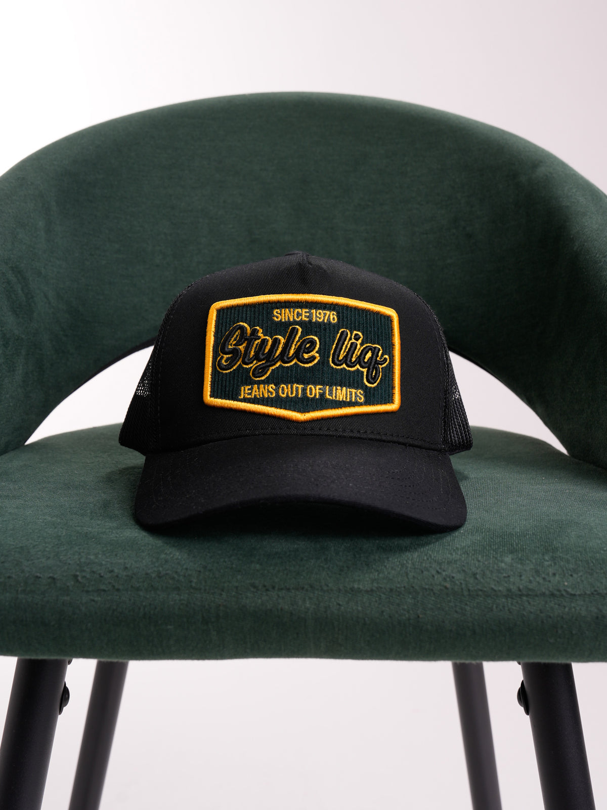 Gorra Unisex | Negra en Malla con Logo en Letras Negras