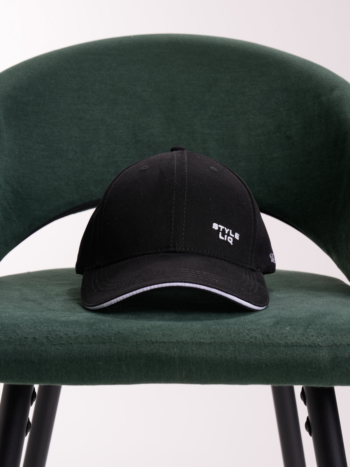 Gorra Unisex | Negra con Letras en Blanco