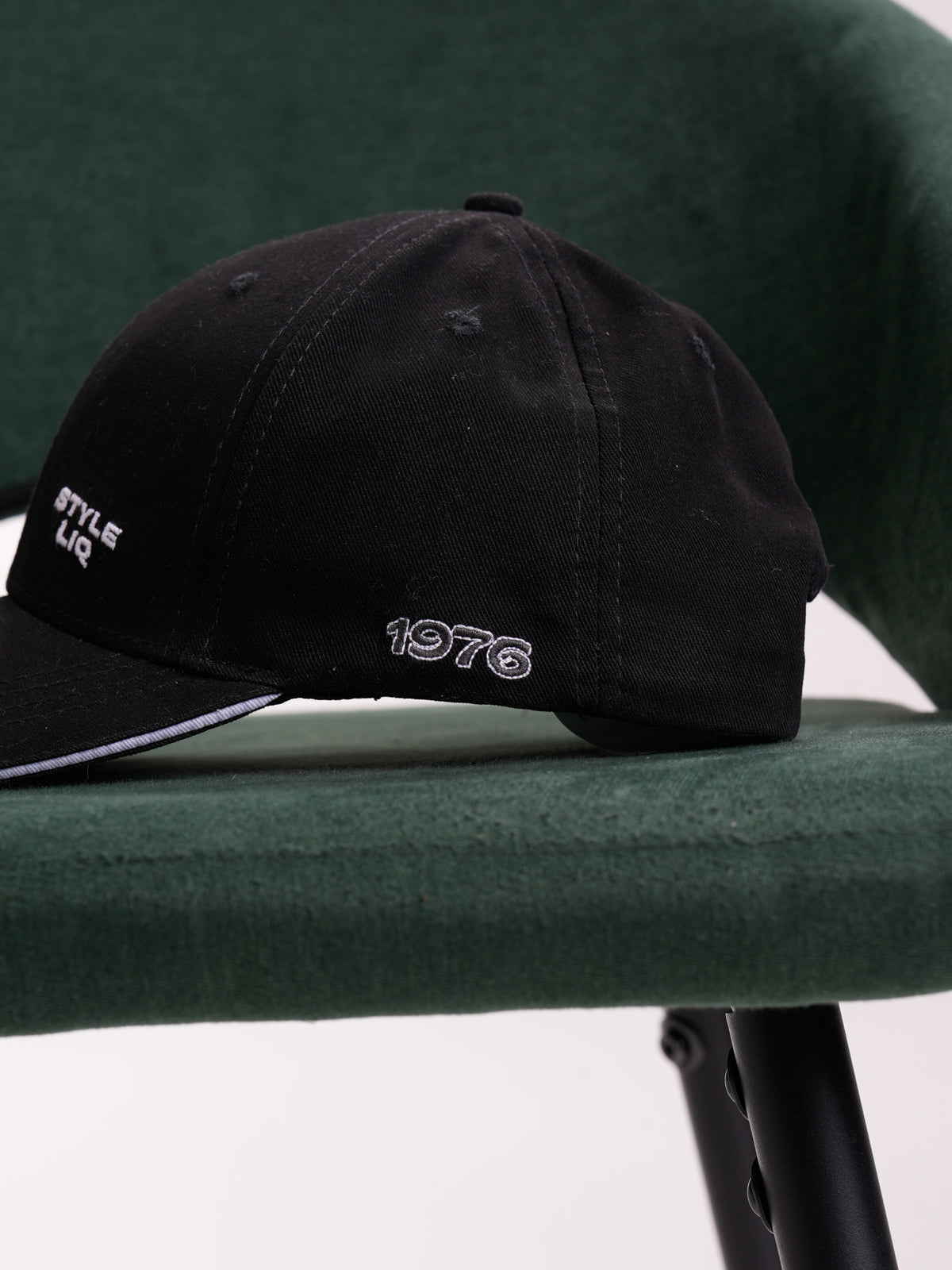 Gorra Unisex | Negra con Letras en Blanco