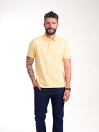 Polo de hombre amarillo, vista frontal