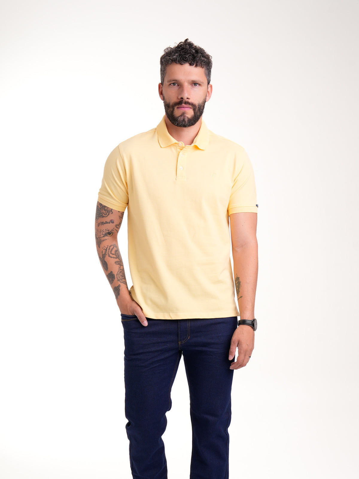 Polo de hombre amarillo, vista frontal