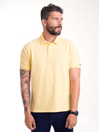 Polo de hombre amarillo, vista adicional